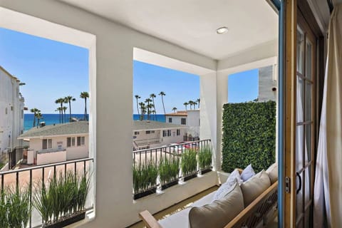 Complete with BBQ Grill and an outdoor seating area, your private balcony is the perfect place to enjoy meals with friends, happy hour or even some quiet time with a book.