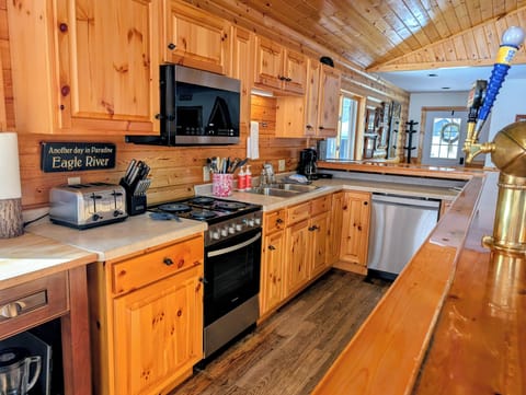 Full Kitchen with Dishwasher