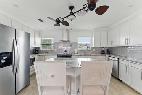 From fresh morning coffee to full-course dinners, this well-equipped kitchen has everything you need including cookware, utensils, and modern appliances.