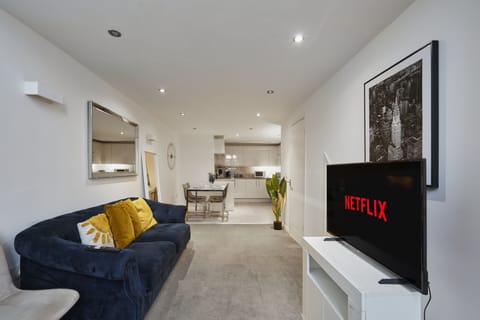 Your Comfortable Retreat in Huddersfield: Bright, Cozy & Welcoming Lounge