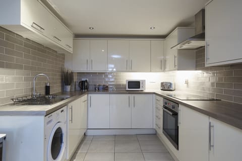 Fully Equipped Kitchen – Cook, Dine & Enjoy Your Huddersfield Stay