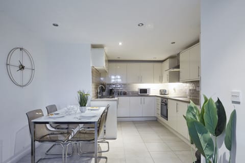 Huddersfield Deal House – Modern Dining Space for Family & Friends