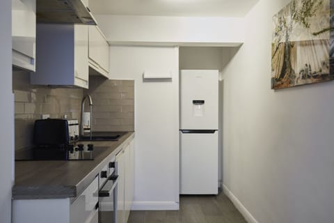 Fully Equipped Kitchen – Cook, Dine & Enjoy Your Huddersfield Stay