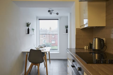 Entire Deal House Apartment in Huddersfield – Spacious, Stylish & Fully Equipped