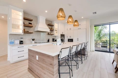 Kitchen with large island 