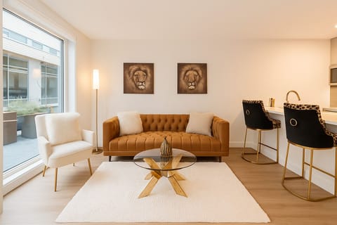 MODERN LIVING ROOM WITH FLOOR TO CEILING WINDOWS