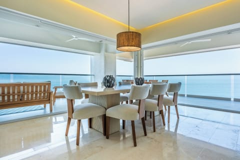 Beachfront Dining Room for 8