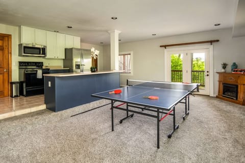 Game Room l Ping Pong Table l Fireplace | Additional Kithen