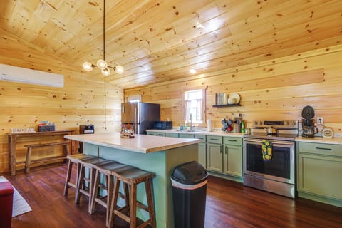 Halfway Vacation Rental | 2BR | 1BA | 850 Sq Ft | 4 Steps Required