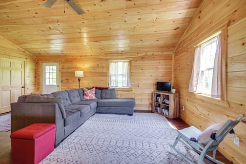 Halfway Vacation Rental | 2BR | 1BA | 850 Sq Ft | 4 Steps Required