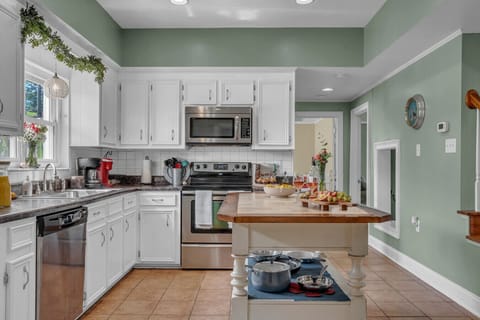 Fully Stocked Kitchen | Stainless Steel Appliances