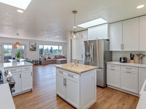 Plenty of space to prepare meals for your large group