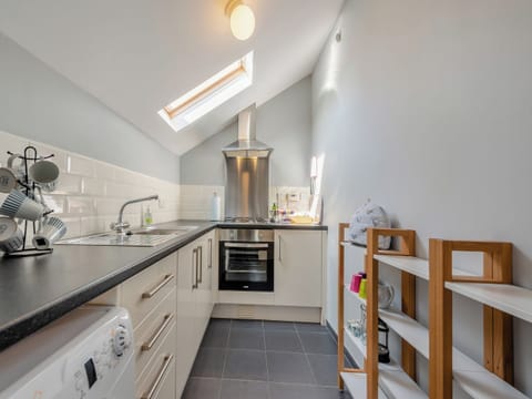 Kitchen | West Llwyn - Llwyn Holiday Cottages, Rhydowen