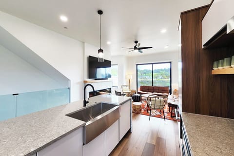 Large island perfect for meal prep.