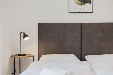 Ihr gemütlicher Rückzugsort: Bequemes Bett und entspannende Atmosphäre.
