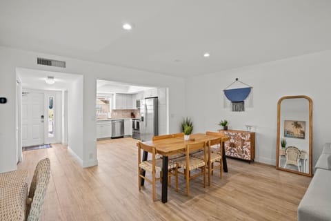 Gather 'round and make memories! 🥂 Share good food and even better conversation in one of our charming dining areas, designed for joyful moments. 👨🍳👩🍳