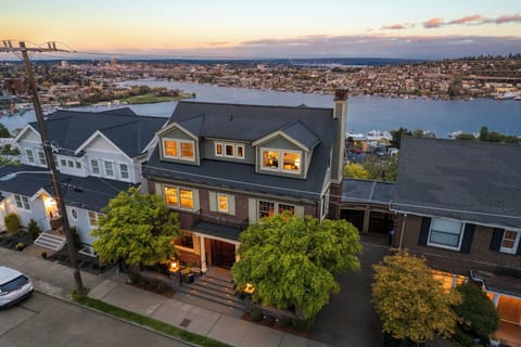 “The views are extraordinary: I can't emphasize that enough. The home is luxurious.  I will have a hard time coming back to Seattle & staying anywhere else!"