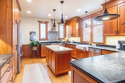 The kitchen is well equipped with appliances Keurig coffee maker & milk frother (coffee pods provided), separate drip coffee maker, hot water kettle, toaster, blender, microwave.  There is also a set of brand new knives, and full spice set.