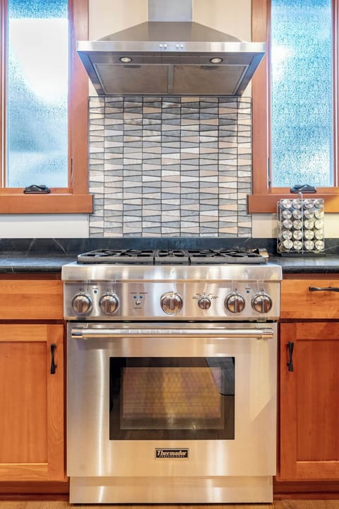 There is a gas 4 burner Thermador oven and range.