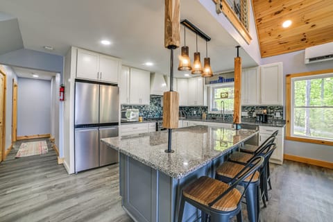 Kitchen | Main Level | Dual Drip/Single-Serve Coffee Maker | Dishwasher