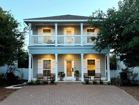 Spacious, well-equipped beach home with plenty of room for up to 8 guests!