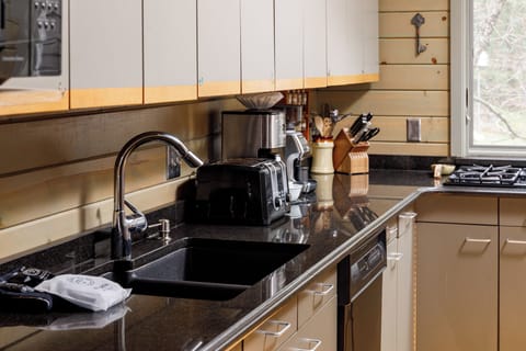 Everything you need for a comfortable stay is here, including a fully equipped kitchen with a coffee maker and toaster for your convenience.