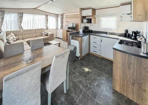 Platinum Caravan - Waldegraves Holiday Park, Colchester