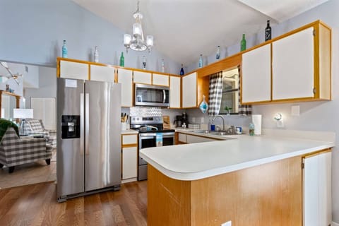 Gourmet Kitchen: Cook up a storm with stainless steel appliances and fun décor details!
