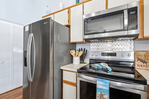 Kitchen: Modern appliances and beachy decor for unforgettable meals and memories!