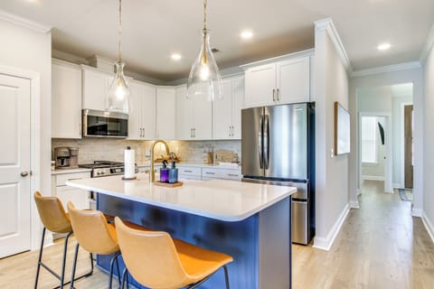 Kitchen | 1st Floor | Dual Drip/Keurig Coffee Maker