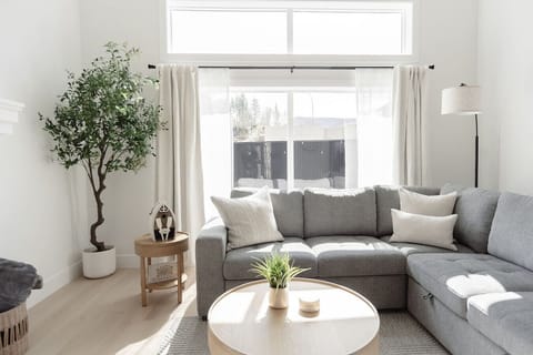 Take a Break at our Lakeshore Getaway House in Lake Cowichan