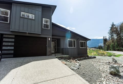 Take a Break at our Lakeshore Getaway House in Lake Cowichan