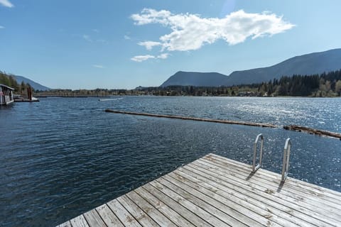 Take a Break at our Lakeshore Getaway House in Lake Cowichan