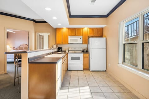 Full Kitchen with Major Appliances - Great for a morning breakfast before hitting the water!