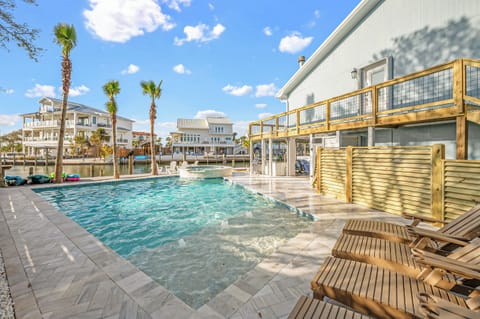New heated pool, spa and splash pad ledge! Look at that view!