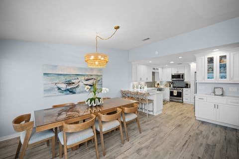 Dining with seating for 11