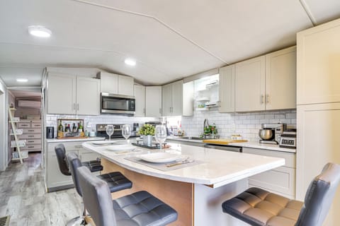 Largo Vacation Rental | 1BR | 1BA | 1,000 Sq Ft | 3 Steps Required