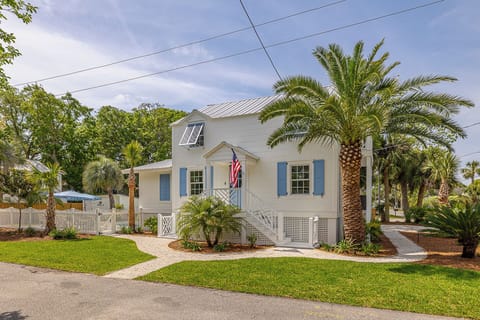 Completely renovated this 1943 beach cottage has all the charm you want