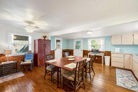 Dining for 4 in the kitchen area