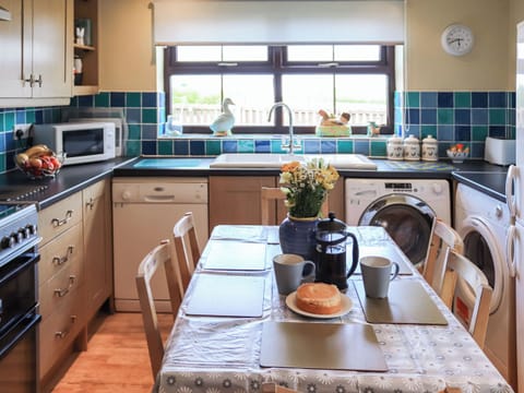 Kitchen/diner | Ty’n Cae Cottage, Rhostrehwfa Nr Llangefni
