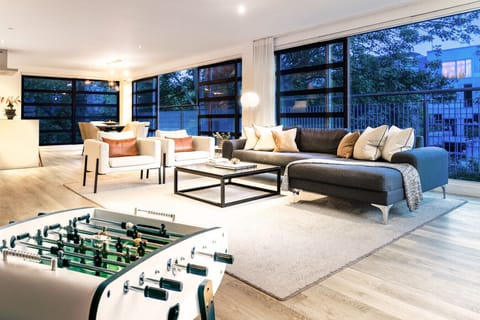 Open plav living area overlooking the trees in Leicester City Centre