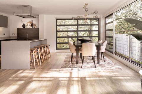 The open plan design is perfect for those looking to cook and enteriain guests.  6 guests can enjoy dining on the table or sit at the breakfast bar.