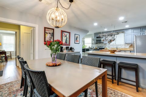 Dining Area | Dishware/Flatware Provided | 1st Floor