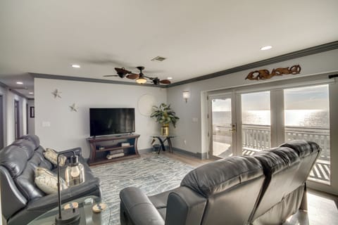 Long Beach Vacation Rental | 5BR | 2BA | 2,700 Sq Ft | Exterior Stairs Required