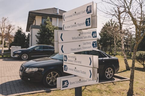 Signposts to the beach, gym, and pool – Rezydencja is a secure complex with great facilities for guests.
