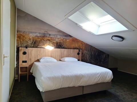 Unit with 1 Double bed. Exact unit will be assigned upon arrival. Views, colors, and decor may vary.