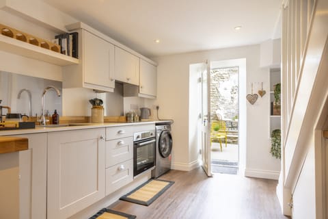 Eldred Cottage, Middleham: Kitchen leading to the patio area
