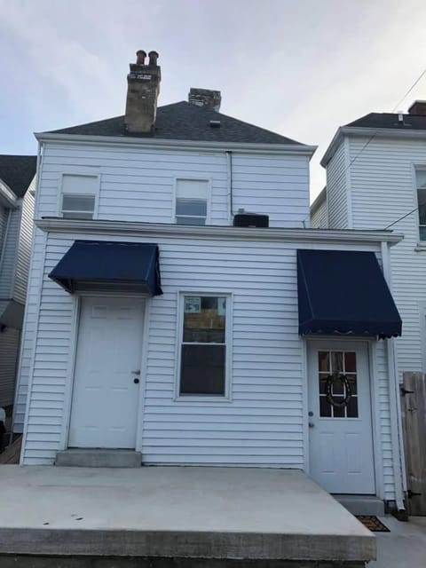 Entrance is the door on the Right 
From the rear of the building. 
You will enter from the rear of the building. Drive through the back  alley and park in the back of the building. Parking is behind the building