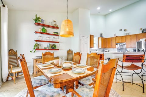 Dining Area | Dishware/Flatware Provided | 1st Floor