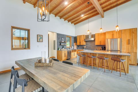 Dining Area | Dishware & Flatware Provided | Central Heat